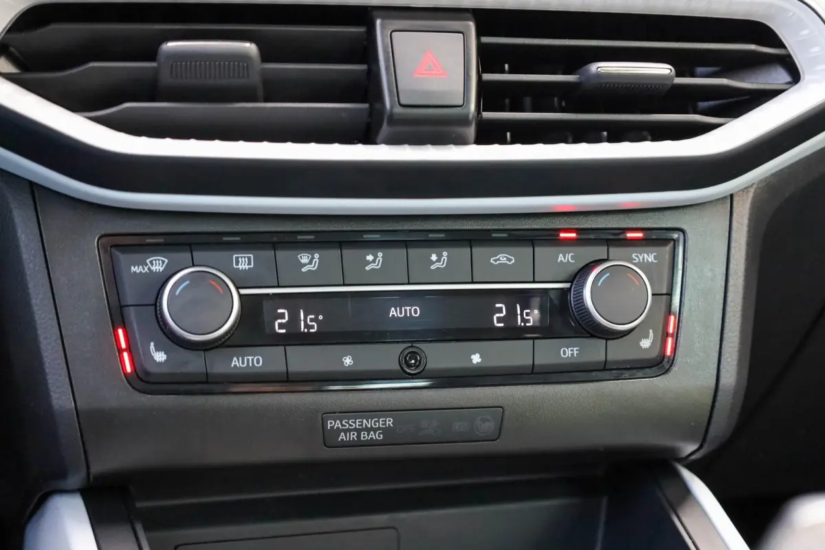 1.0 EcoTSI 115pk Style Business Connect | Parkeersensor | Stoelverwarming | LM Velgen 18"