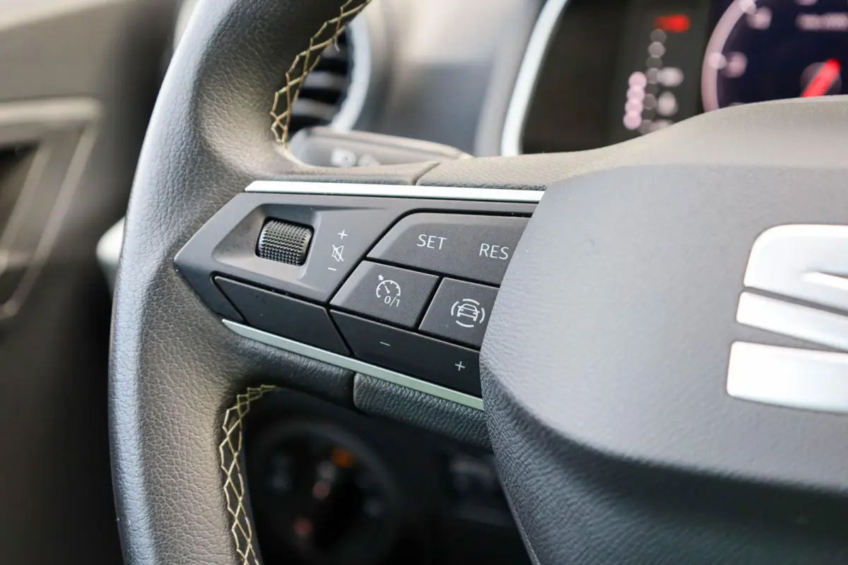 1.0 EcoTSI 115pk Style Business Connect | Parkeersensor | Stoelverwarming | LM Velgen 18"