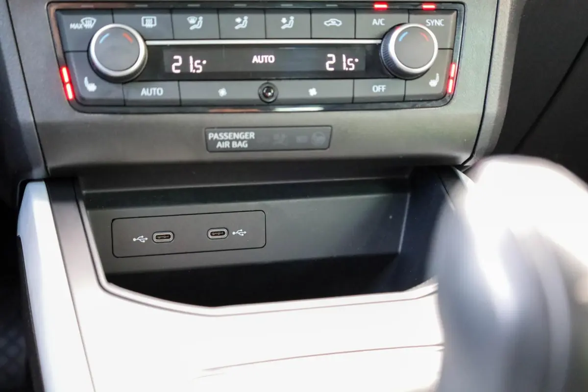 1.0 EcoTSI 115pk Style Business Connect | Parkeersensor | Stoelverwarming | LM Velgen 18"