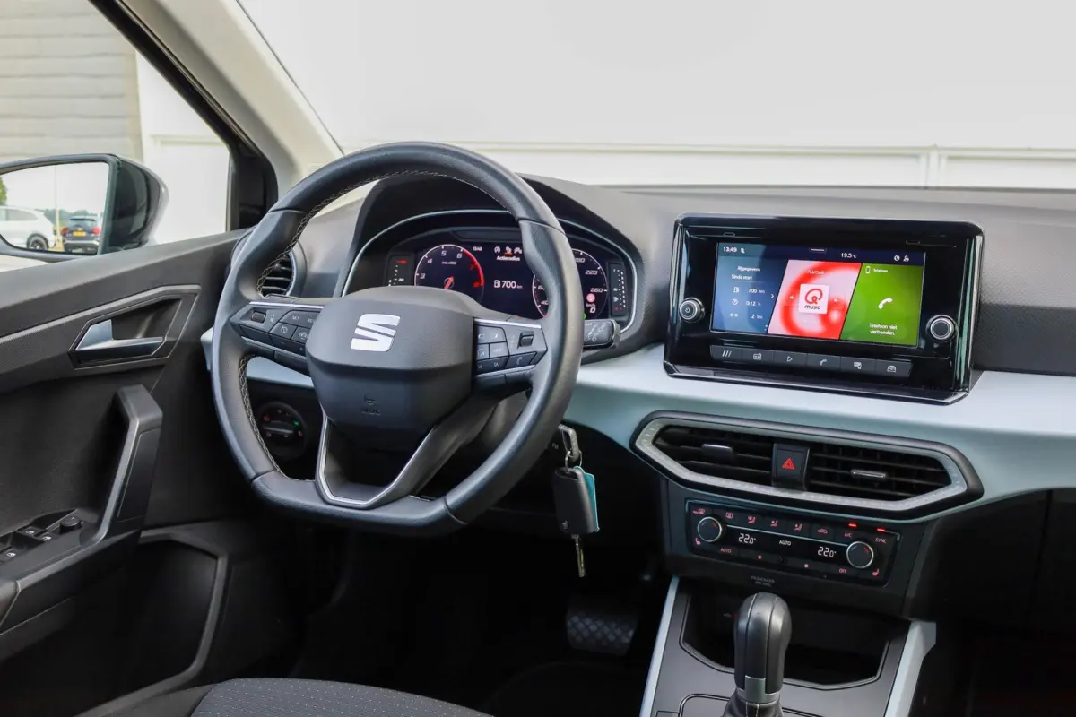 1.0 EcoTSI 115pk Style Business Connect | Parkeersensor | Stoelverwarming | LM Velgen 18"