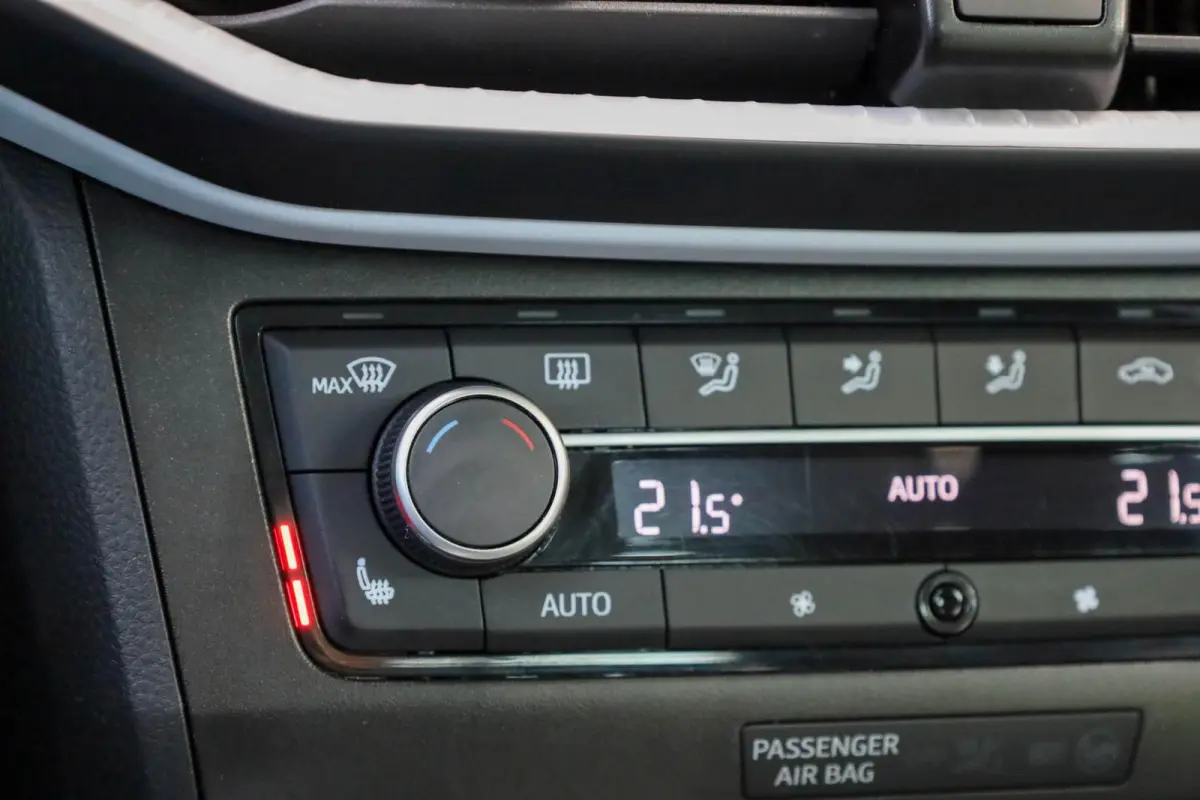 1.0 EcoTSI 115pk Style Business Connect | Parkeersensor | Stoelverwarming | LM Velgen 18"
