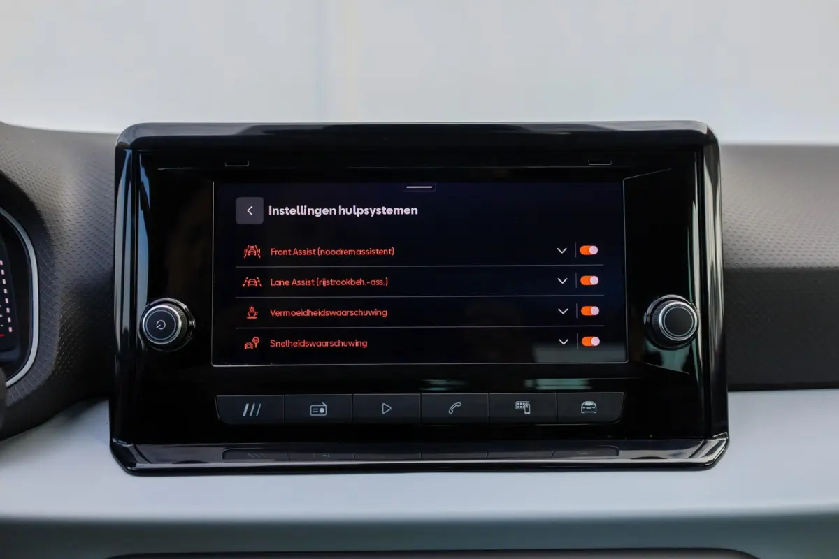 1.0 EcoTSI 115pk Style Business Connect | Parkeersensor | Stoelverwarming | LM Velgen 18"