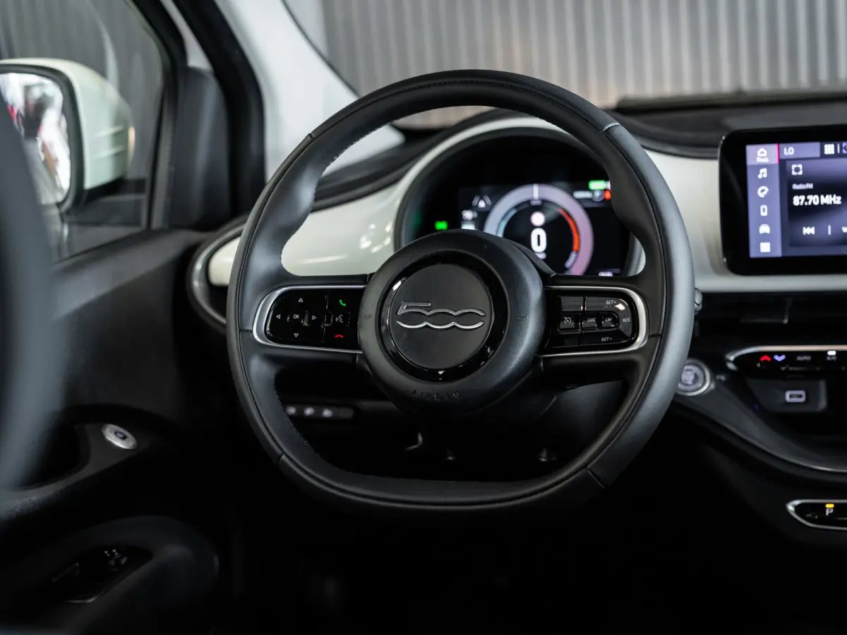Urban 24 kWh l SoH 94% l AUT. l Keyless l Virtueel cockpit l CARPLAY l BTW auto l 1ste. eig. l Dealer onderh. l ALS NIEUW