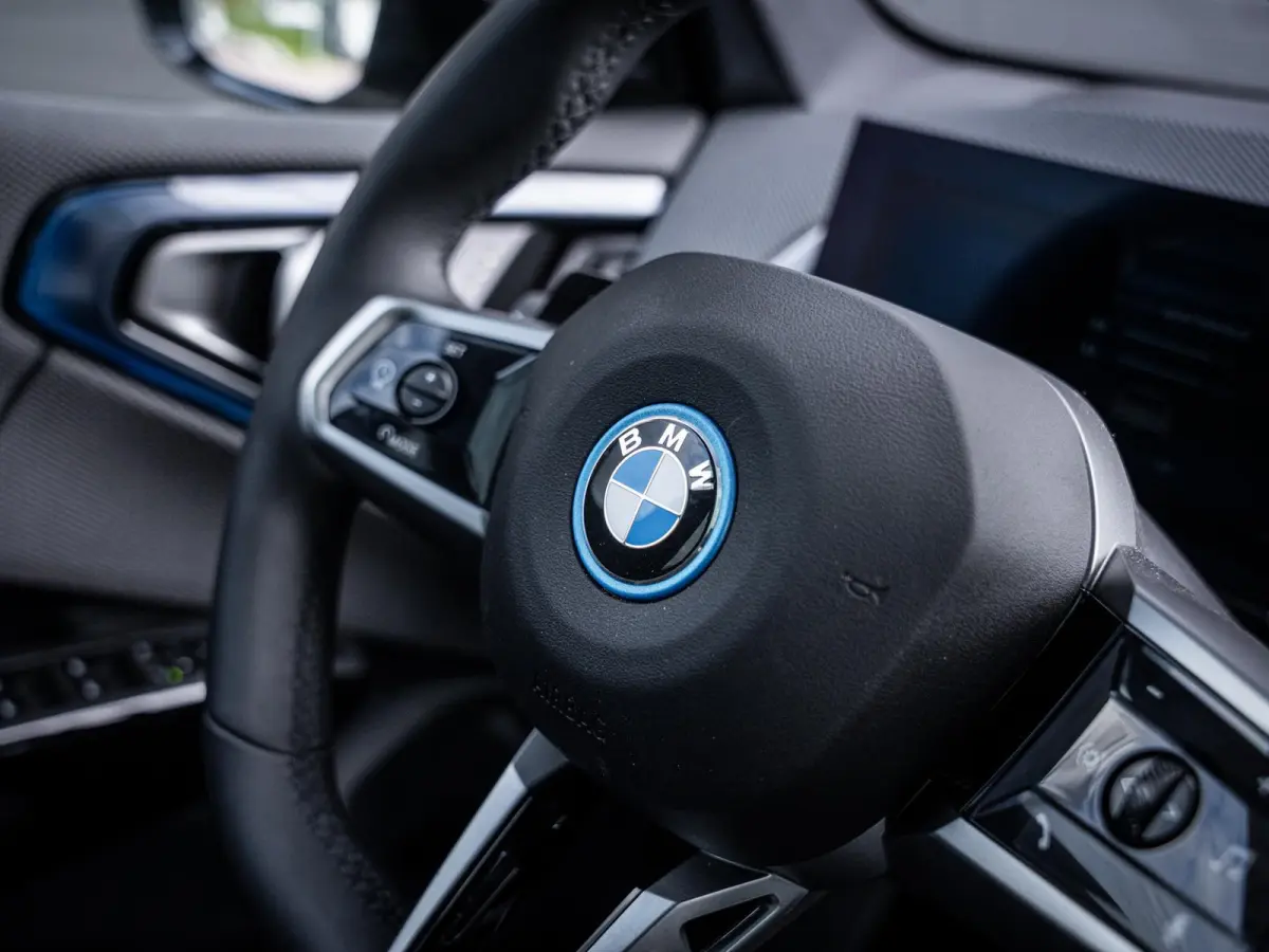 30e xDrive M-Sport l Dune Grey l Pano l Trekhaak l 360cam