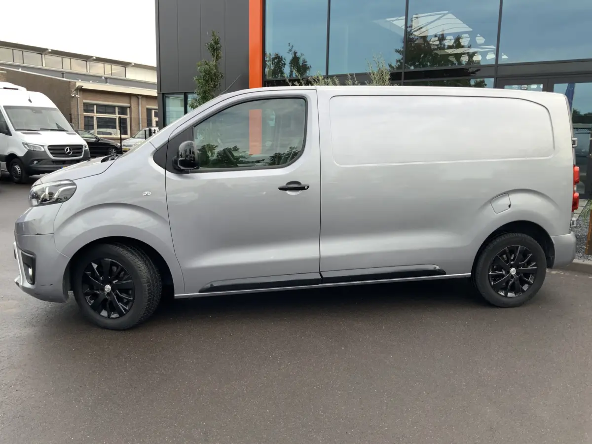 2.0 D-4D Black Line Airco Cruise 3 Zits Alu Velg Trekhaak 2500 kg Euro 6