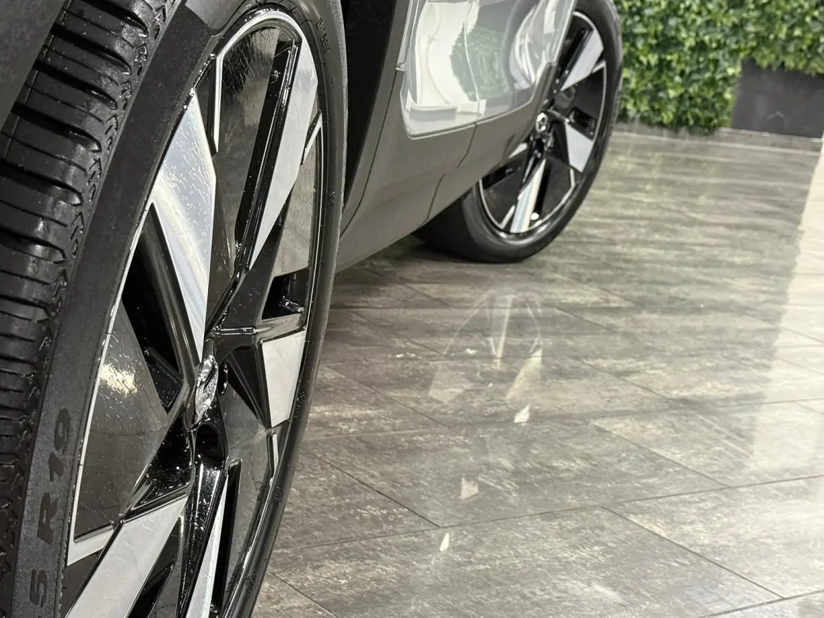 Single Motor Plus 70 kWh | 100% SoH | Adaptieve Cruise Control | Stoel en Stuurwielverwarming | Parkeercamera | Pilot Assist | BLIS Dode Hoek Detectie | Microtech / Alcantara bekleding met w