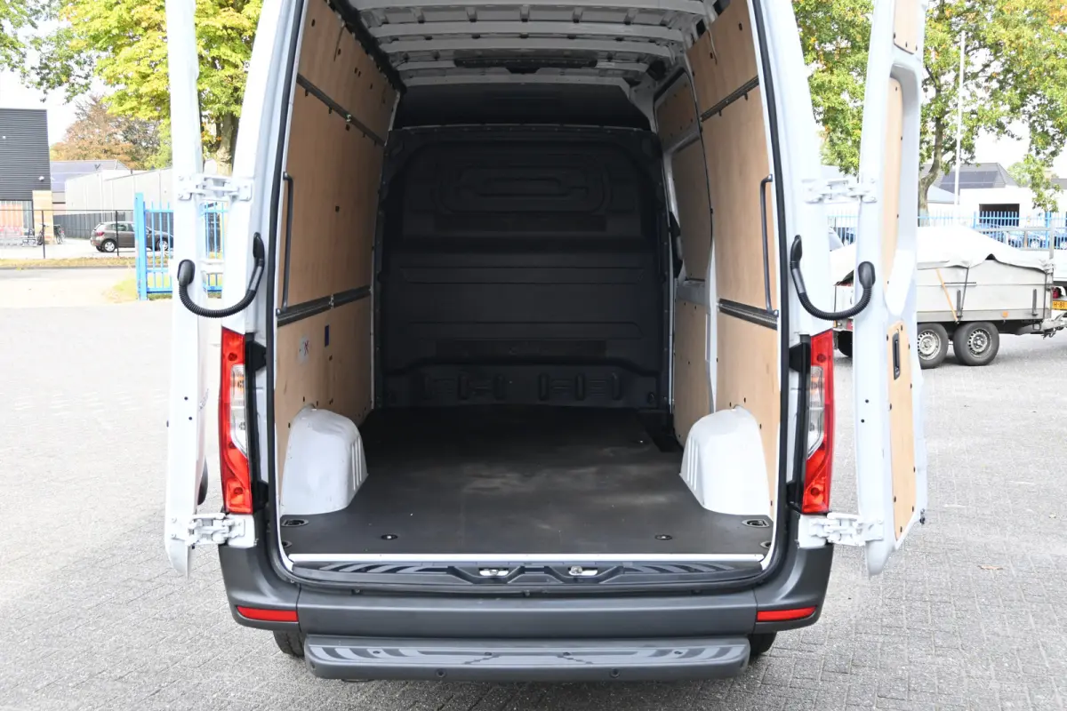317 CDI L2H2 Pro LED, Geveerde stoel, Navigatie met camera