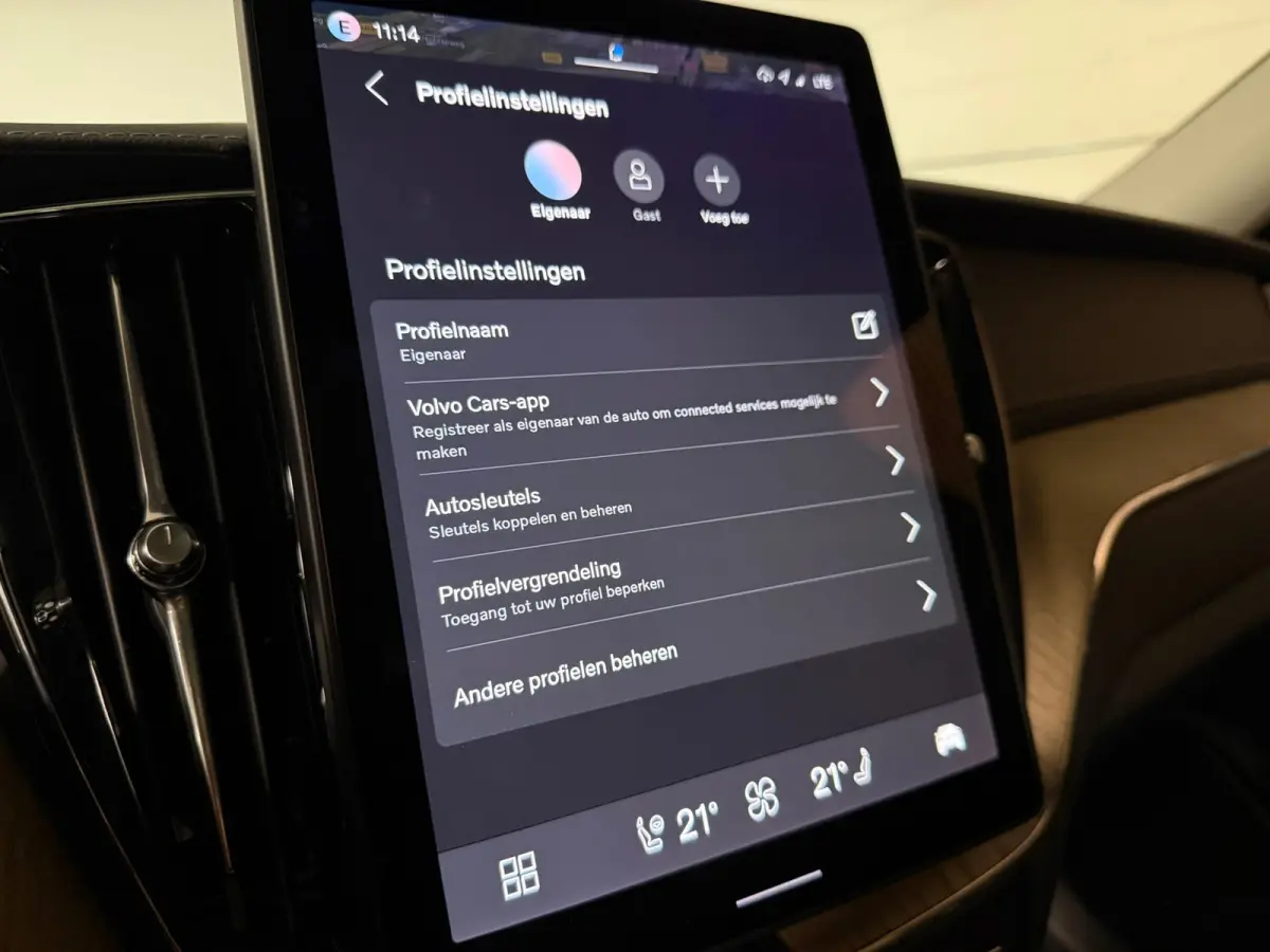 T6 AWD Recharge Ultra Dark | Facelift | Luchtvering | Trekhaak | All Season Banden | 360° Camera | Head-Up Display | Harman Kardon | Adaptieve Cruise Control | Stoelverwarming voor+achter |