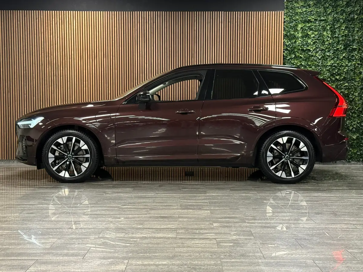 T6 AWD Recharge Ultra Dark | Facelift | Luchtvering | Trekhaak | All Season Banden | 360° Camera | Head-Up Display | Harman Kardon | Adaptieve Cruise Control | Stoelverwarming voor+achter |