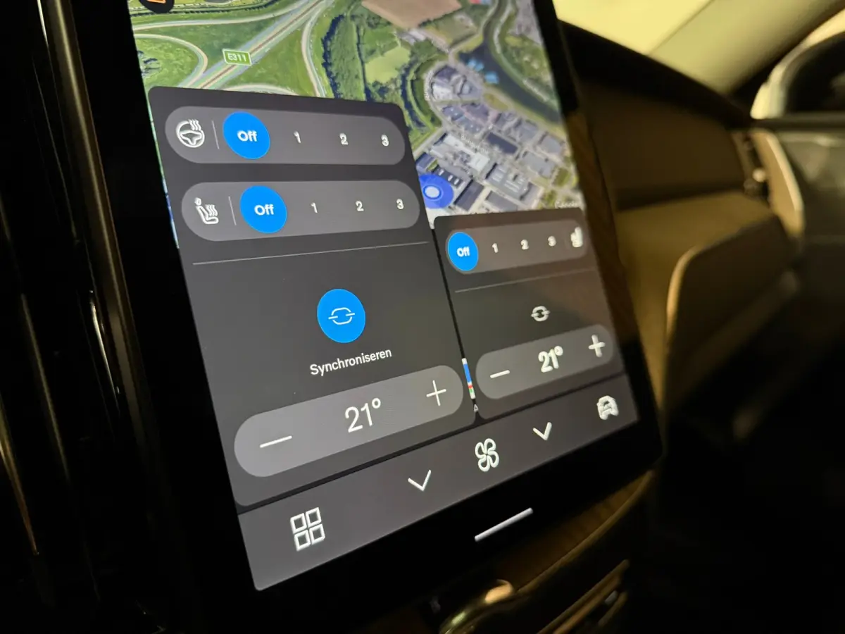 T6 AWD Recharge Ultra Dark | Facelift | Luchtvering | Trekhaak | All Season Banden | 360° Camera | Head-Up Display | Harman Kardon | Adaptieve Cruise Control | Stoelverwarming voor+achter |