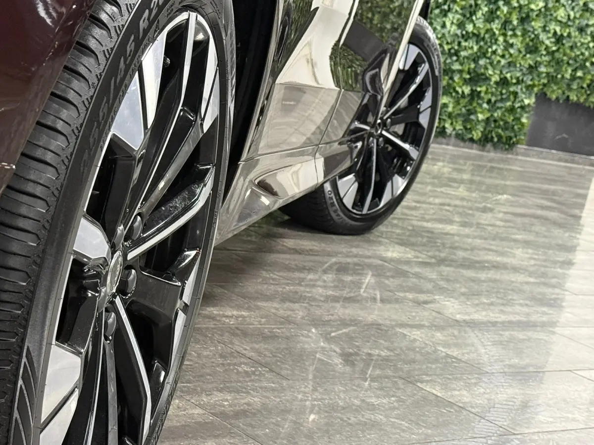T6 AWD Recharge Ultra Dark | Facelift | Luchtvering | Trekhaak | All Season Banden | 360° Camera | Head-Up Display | Harman Kardon | Adaptieve Cruise Control | Stoelverwarming voor+achter |
