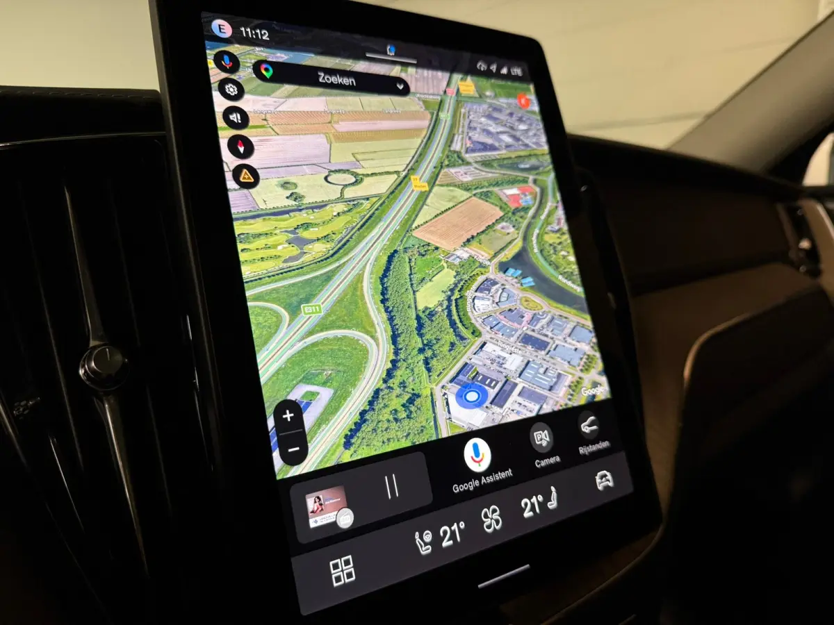 T6 AWD Recharge Ultra Dark | Facelift | Luchtvering | Trekhaak | All Season Banden | 360° Camera | Head-Up Display | Harman Kardon | Adaptieve Cruise Control | Stoelverwarming voor+achter |