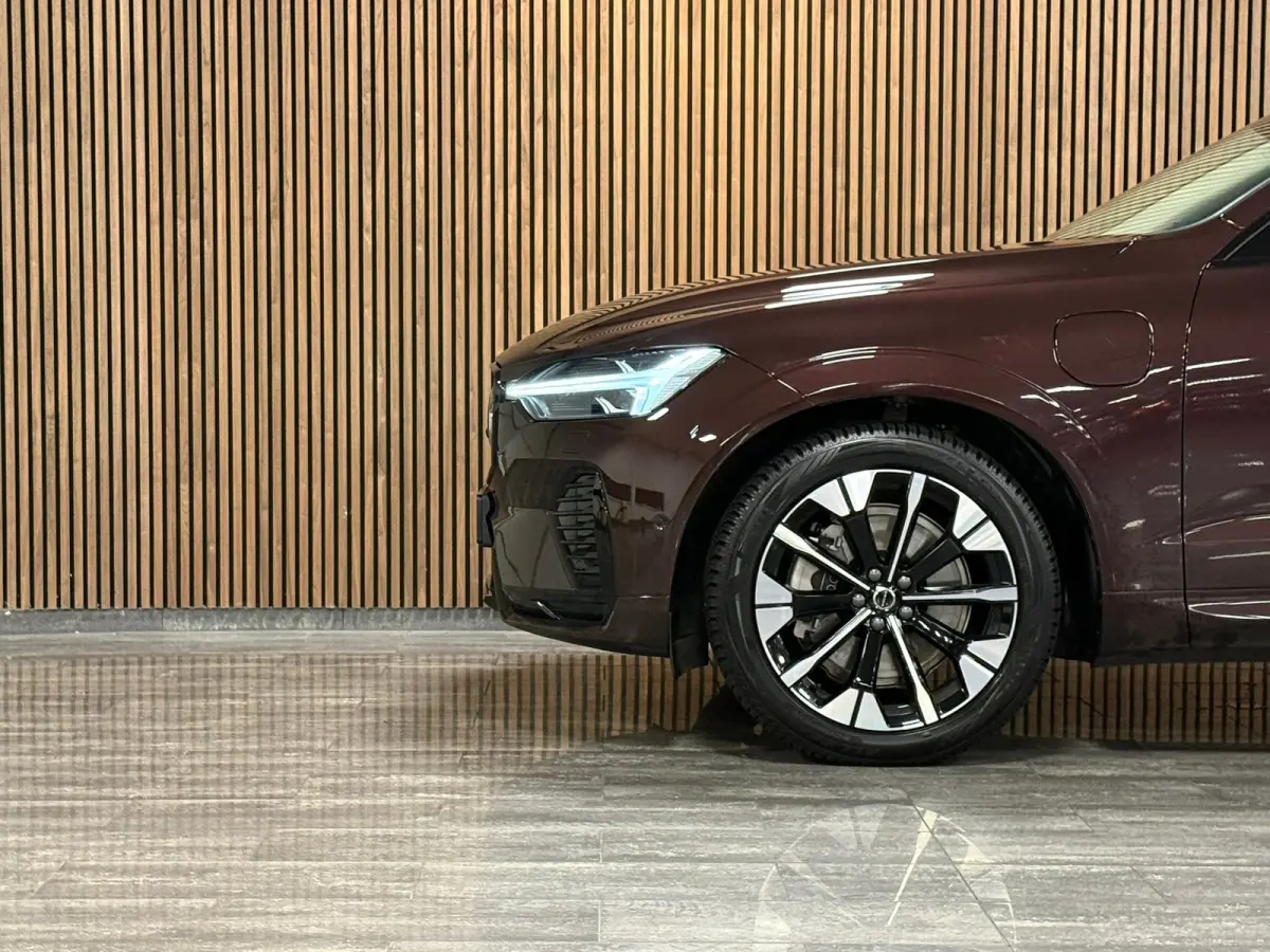 T6 AWD Recharge Ultra Dark | Facelift | Luchtvering | Trekhaak | All Season Banden | 360° Camera | Head-Up Display | Harman Kardon | Adaptieve Cruise Control | Stoelverwarming voor+achter |