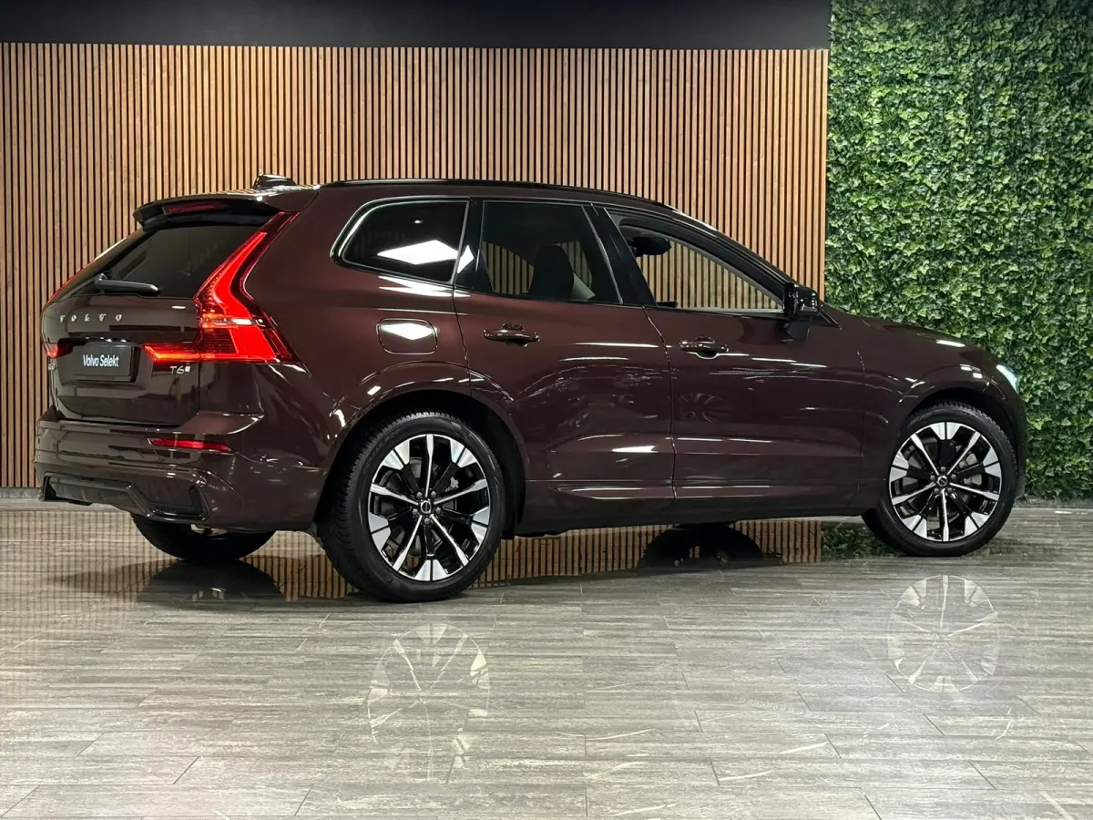 T6 AWD Recharge Ultra Dark | Facelift | Luchtvering | Trekhaak | All Season Banden | 360° Camera | Head-Up Display | Harman Kardon | Adaptieve Cruise Control | Stoelverwarming voor+achter |