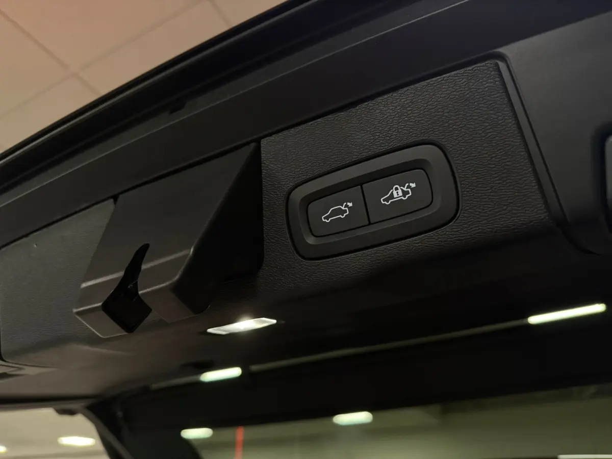 T6 AWD Recharge Ultra Dark | Facelift | Luchtvering | Trekhaak | All Season Banden | 360° Camera | Head-Up Display | Harman Kardon | Adaptieve Cruise Control | Stoelverwarming voor+achter |