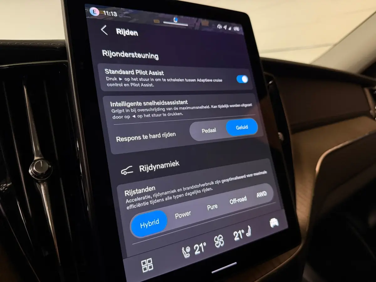 T6 AWD Recharge Ultra Dark | Facelift | Luchtvering | Trekhaak | All Season Banden | 360° Camera | Head-Up Display | Harman Kardon | Adaptieve Cruise Control | Stoelverwarming voor+achter |