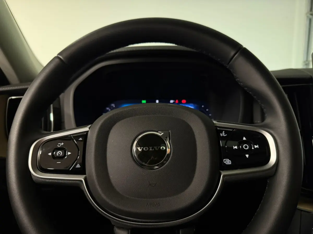 T6 AWD Recharge Ultra Dark | Facelift | Luchtvering | Trekhaak | All Season Banden | 360° Camera | Head-Up Display | Harman Kardon | Adaptieve Cruise Control | Stoelverwarming voor+achter |