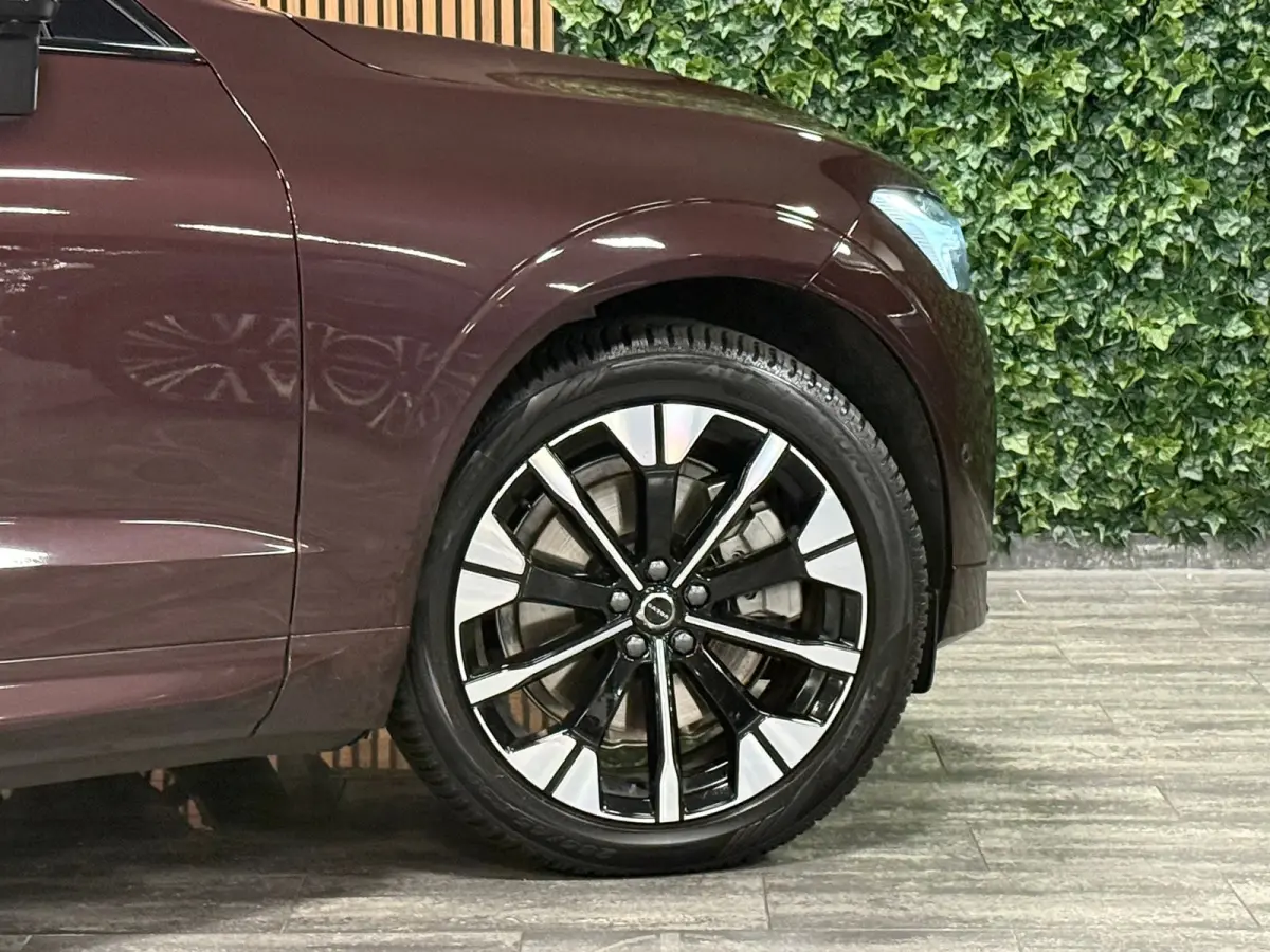 T6 AWD Recharge Ultra Dark | Facelift | Luchtvering | Trekhaak | All Season Banden | 360° Camera | Head-Up Display | Harman Kardon | Adaptieve Cruise Control | Stoelverwarming voor+achter |