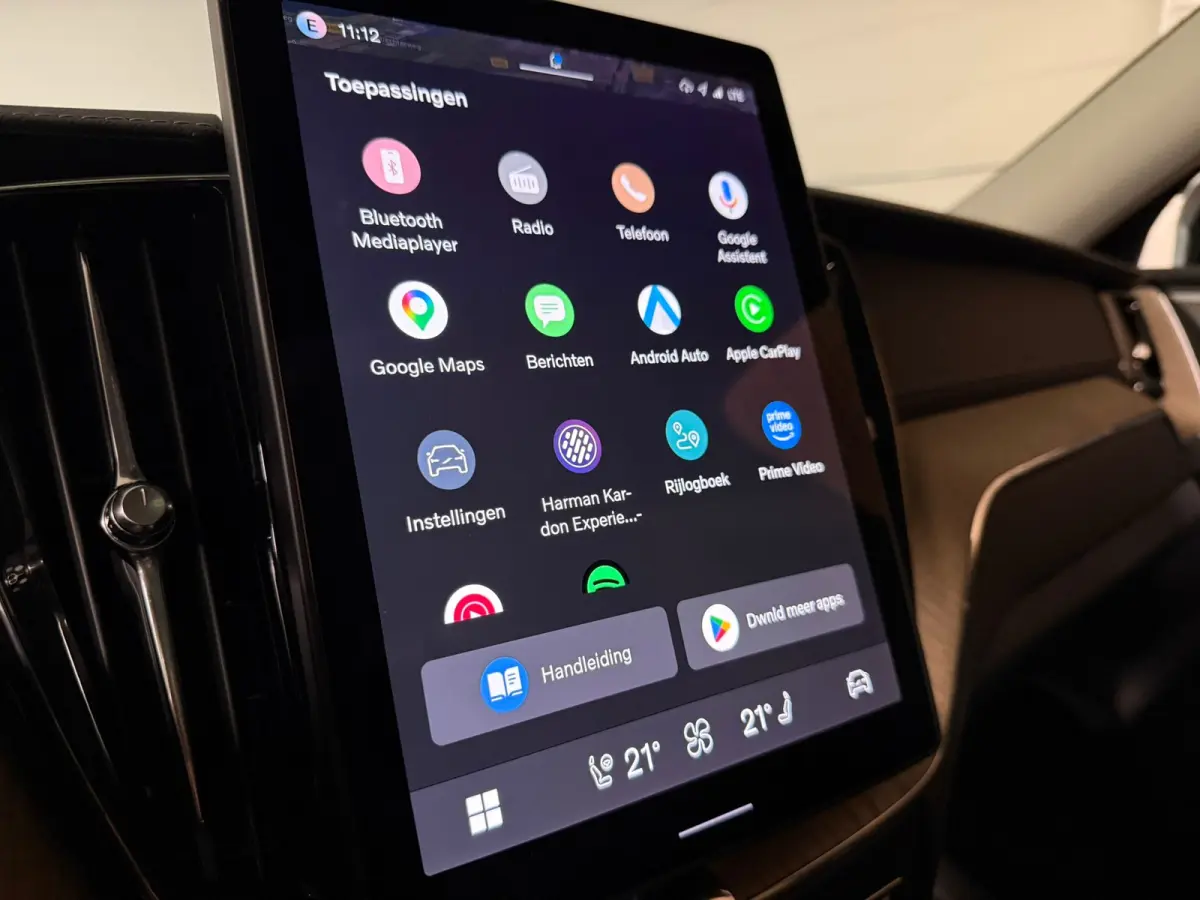 T6 AWD Recharge Ultra Dark | Facelift | Luchtvering | Trekhaak | All Season Banden | 360° Camera | Head-Up Display | Harman Kardon | Adaptieve Cruise Control | Stoelverwarming voor+achter |