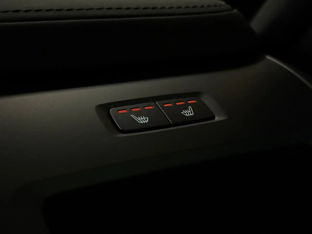 T6 AWD Recharge Ultra Dark | Facelift | Luchtvering | Trekhaak | All Season Banden | 360° Camera | Head-Up Display | Harman Kardon | Adaptieve Cruise Control | Stoelverwarming voor+achter |