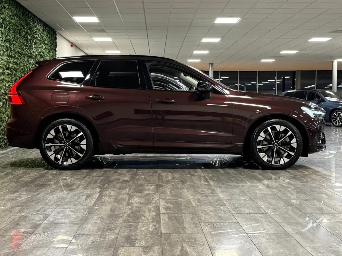 T6 AWD Recharge Ultra Dark | Facelift | Luchtvering | Trekhaak | All Season Banden | 360° Camera | Head-Up Display | Harman Kardon | Adaptieve Cruise Control | Stoelverwarming voor+achter |