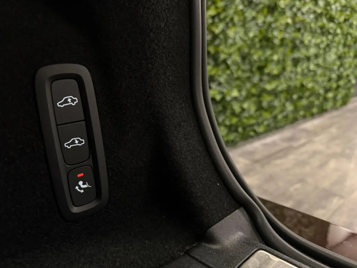 T6 AWD Recharge Ultra Dark | Facelift | Luchtvering | Trekhaak | All Season Banden | 360° Camera | Head-Up Display | Harman Kardon | Adaptieve Cruise Control | Stoelverwarming voor+achter |