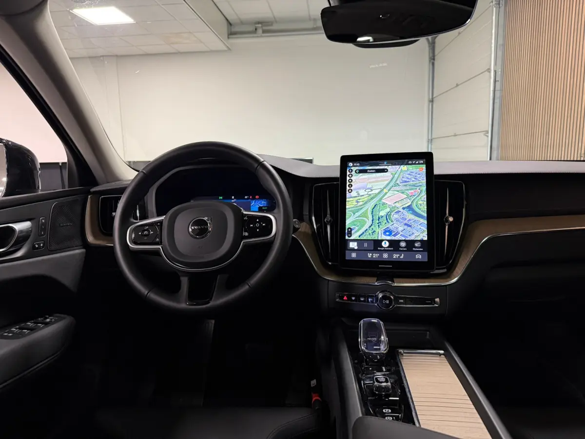 T6 AWD Recharge Ultra Dark | Facelift | Luchtvering | Trekhaak | All Season Banden | 360° Camera | Head-Up Display | Harman Kardon | Adaptieve Cruise Control | Stoelverwarming voor+achter |