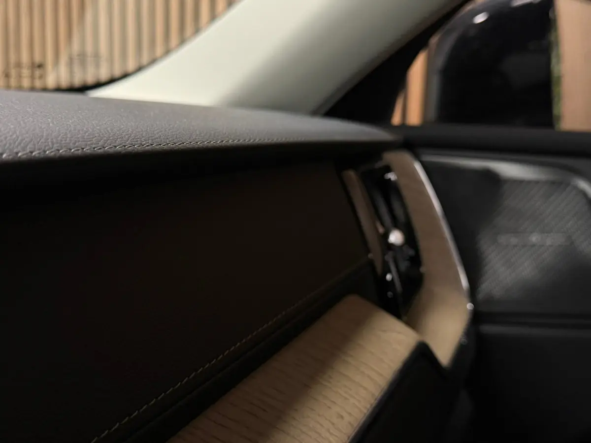 T6 AWD Recharge Ultra Dark | Facelift | Luchtvering | Trekhaak | All Season Banden | 360° Camera | Head-Up Display | Harman Kardon | Adaptieve Cruise Control | Stoelverwarming voor+achter |