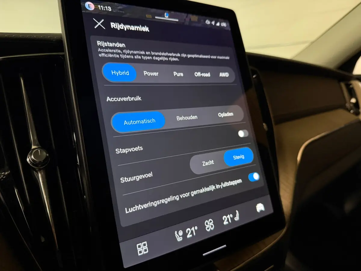 T6 AWD Recharge Ultra Dark | Facelift | Luchtvering | Trekhaak | All Season Banden | 360° Camera | Head-Up Display | Harman Kardon | Adaptieve Cruise Control | Stoelverwarming voor+achter |