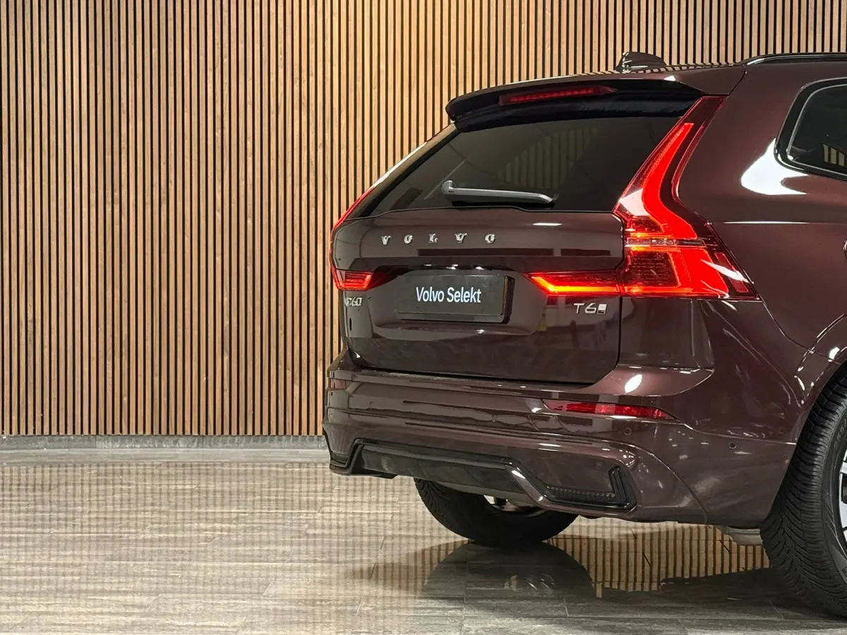 T6 AWD Recharge Ultra Dark | Facelift | Luchtvering | Trekhaak | All Season Banden | 360° Camera | Head-Up Display | Harman Kardon | Adaptieve Cruise Control | Stoelverwarming voor+achter |
