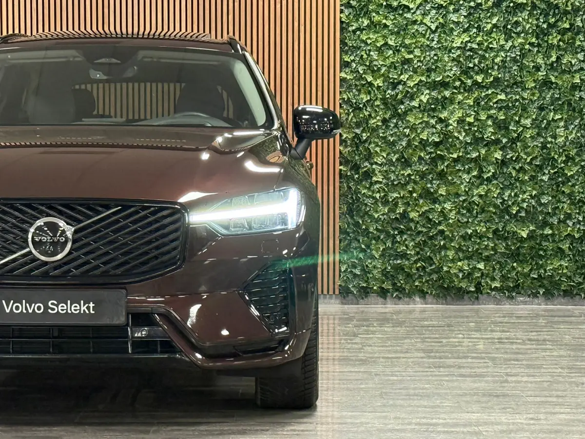 T6 AWD Recharge Ultra Dark | Facelift | Luchtvering | Trekhaak | All Season Banden | 360° Camera | Head-Up Display | Harman Kardon | Adaptieve Cruise Control | Stoelverwarming voor+achter |