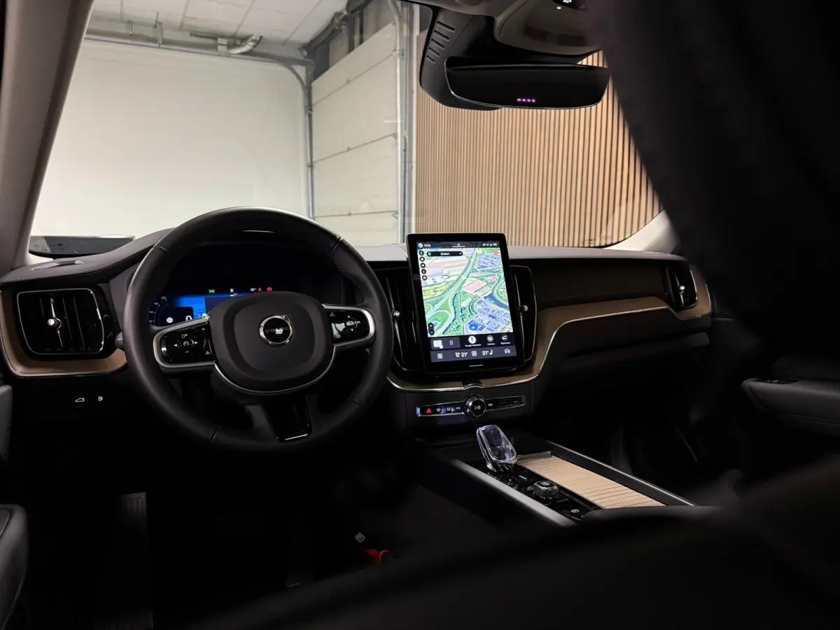 T6 AWD Recharge Ultra Dark | Facelift | Luchtvering | Trekhaak | All Season Banden | 360° Camera | Head-Up Display | Harman Kardon | Adaptieve Cruise Control | Stoelverwarming voor+achter |