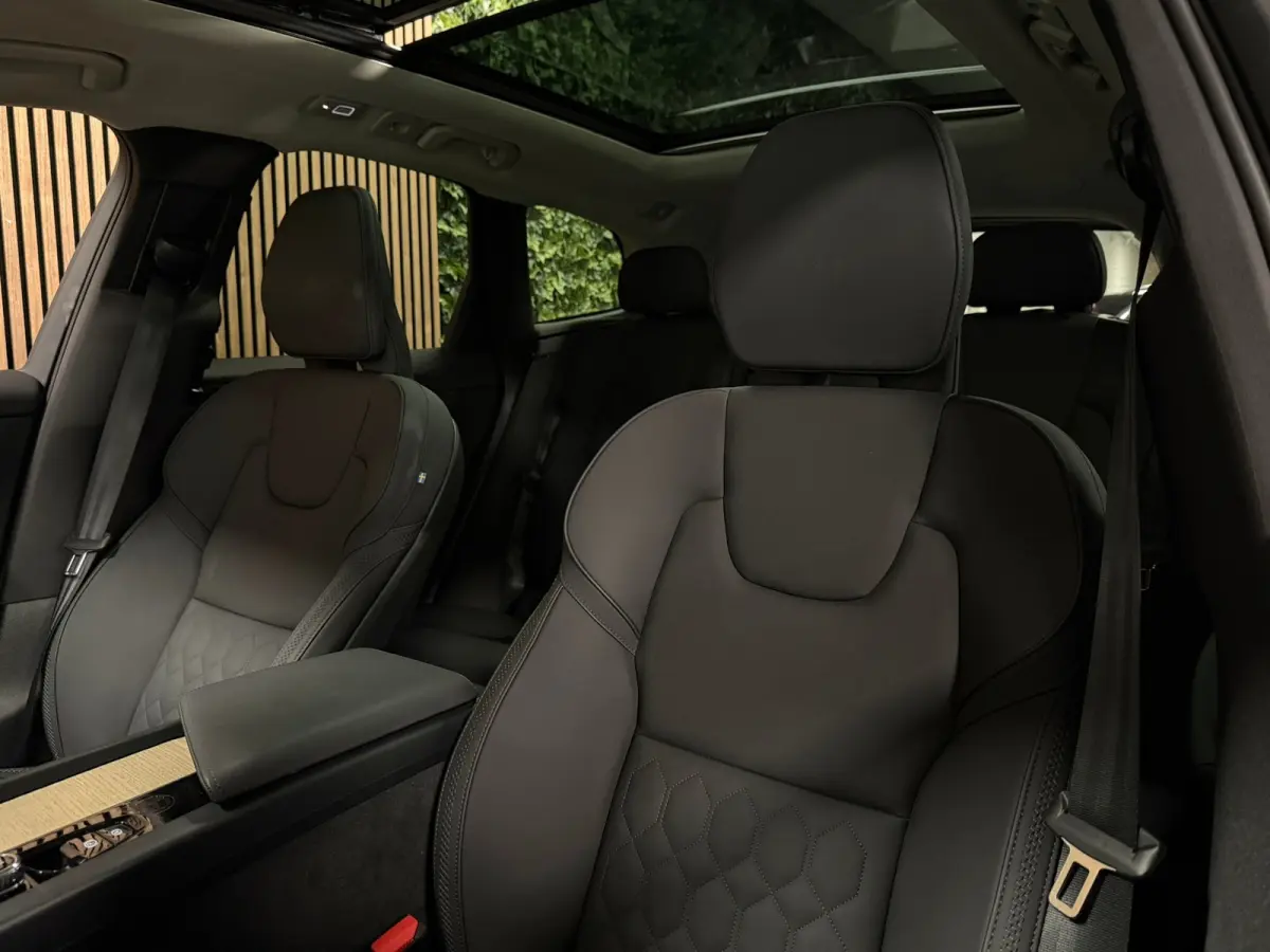 T6 AWD Recharge Ultra Dark | Facelift | Luchtvering | Trekhaak | All Season Banden | 360° Camera | Head-Up Display | Harman Kardon | Adaptieve Cruise Control | Stoelverwarming voor+achter |