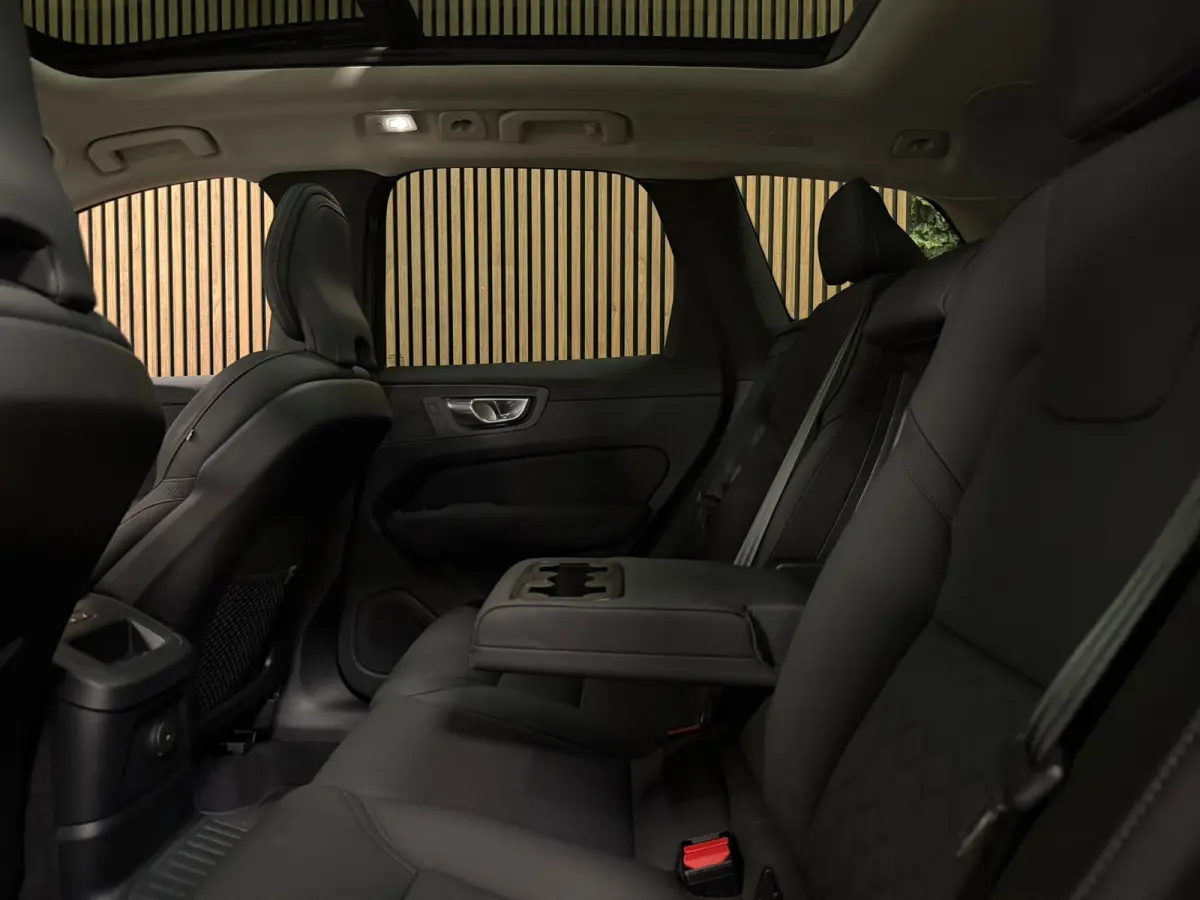 T6 AWD Recharge Ultra Dark | Facelift | Luchtvering | Trekhaak | All Season Banden | 360° Camera | Head-Up Display | Harman Kardon | Adaptieve Cruise Control | Stoelverwarming voor+achter |