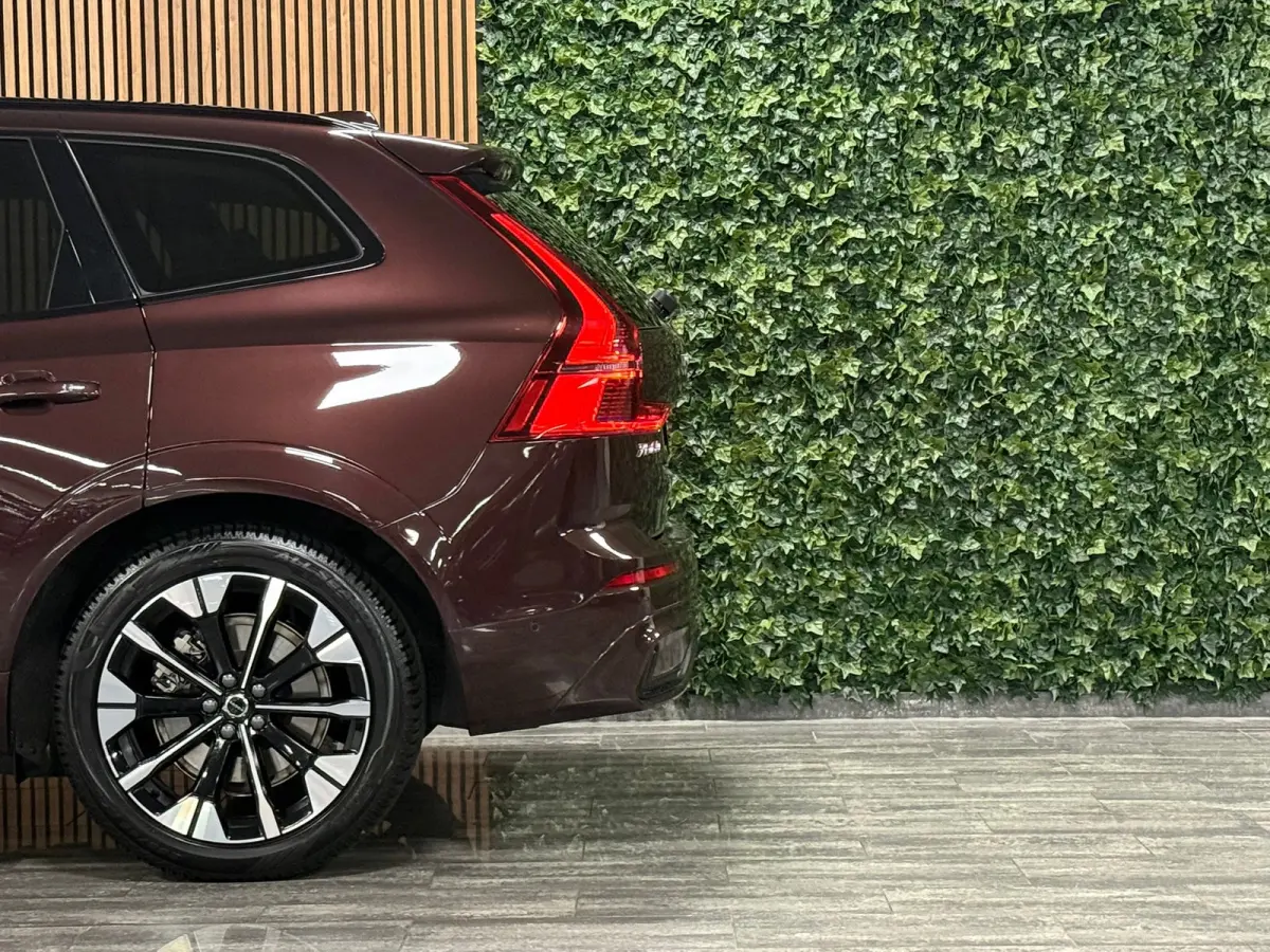 T6 AWD Recharge Ultra Dark | Facelift | Luchtvering | Trekhaak | All Season Banden | 360° Camera | Head-Up Display | Harman Kardon | Adaptieve Cruise Control | Stoelverwarming voor+achter |