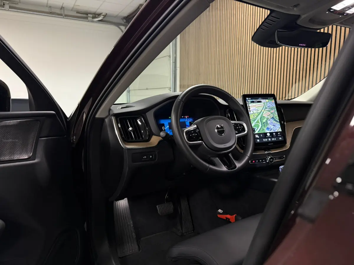 T6 AWD Recharge Ultra Dark | Facelift | Luchtvering | Trekhaak | All Season Banden | 360° Camera | Head-Up Display | Harman Kardon | Adaptieve Cruise Control | Stoelverwarming voor+achter |