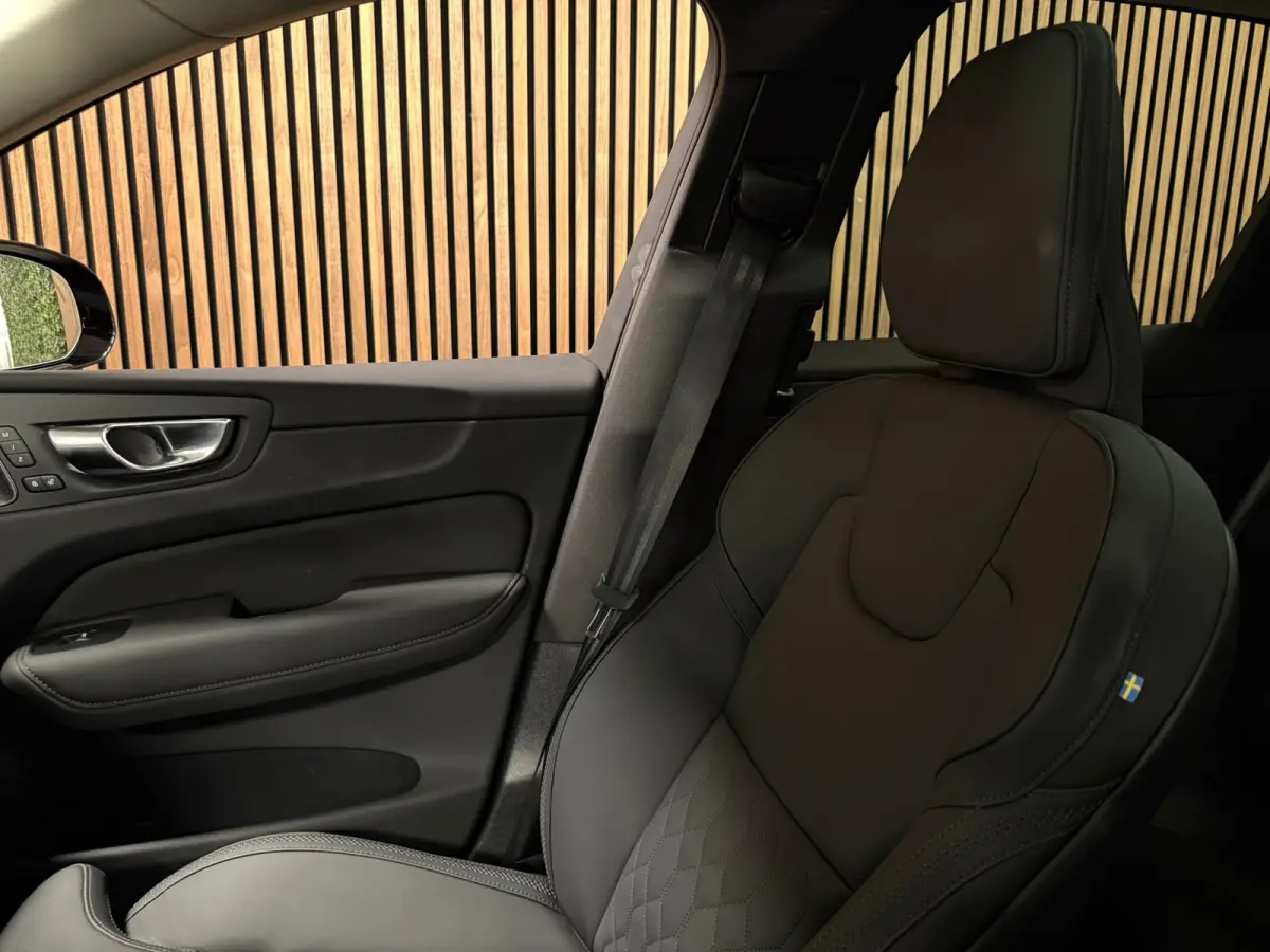 T6 AWD Recharge Ultra Dark | Facelift | Luchtvering | Trekhaak | All Season Banden | 360° Camera | Head-Up Display | Harman Kardon | Adaptieve Cruise Control | Stoelverwarming voor+achter |