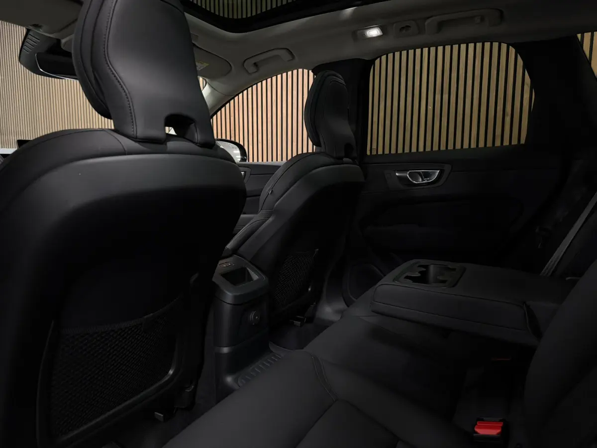 T6 AWD Recharge Ultra Dark | Facelift | Luchtvering | Trekhaak | All Season Banden | 360° Camera | Head-Up Display | Harman Kardon | Adaptieve Cruise Control | Stoelverwarming voor+achter |