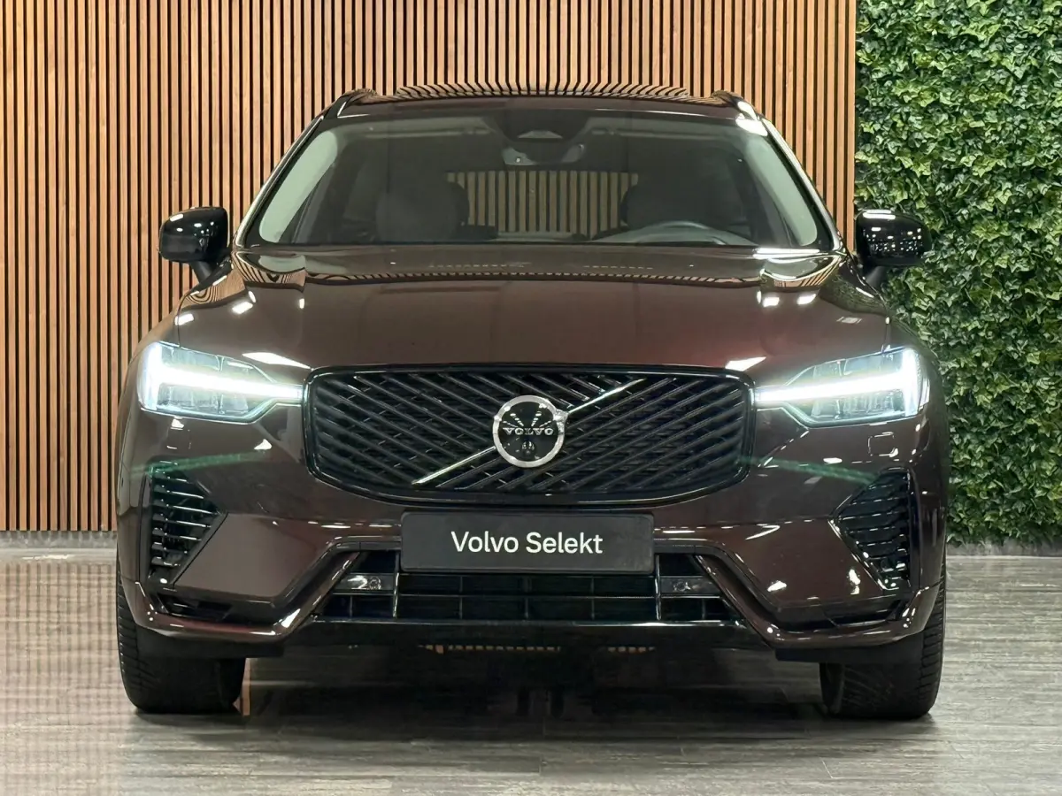 T6 AWD Recharge Ultra Dark | Facelift | Luchtvering | Trekhaak | All Season Banden | 360° Camera | Head-Up Display | Harman Kardon | Adaptieve Cruise Control | Stoelverwarming voor+achter |