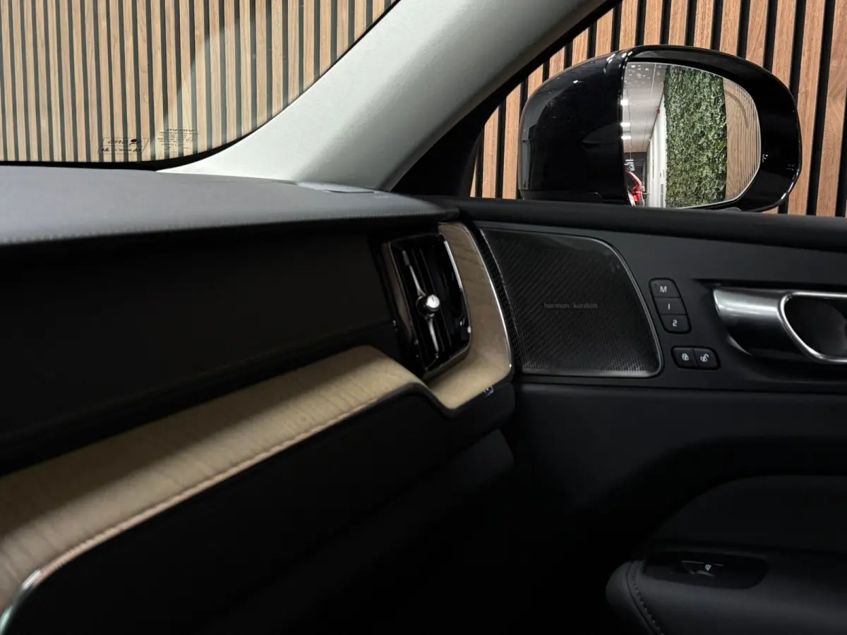 T6 AWD Recharge Ultra Dark | Facelift | Luchtvering | Trekhaak | All Season Banden | 360° Camera | Head-Up Display | Harman Kardon | Adaptieve Cruise Control | Stoelverwarming voor+achter |