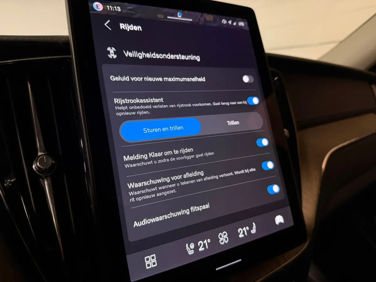 T6 AWD Recharge Ultra Dark | Facelift | Luchtvering | Trekhaak | All Season Banden | 360° Camera | Head-Up Display | Harman Kardon | Adaptieve Cruise Control | Stoelverwarming voor+achter |