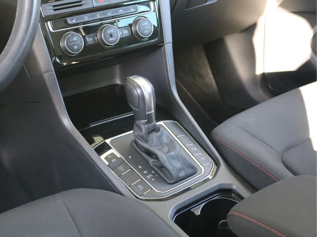 1.2 TSI Connected Series AUTOMAAT / Trekhaak / Navi / Clima / Cruise / LM-Velgen