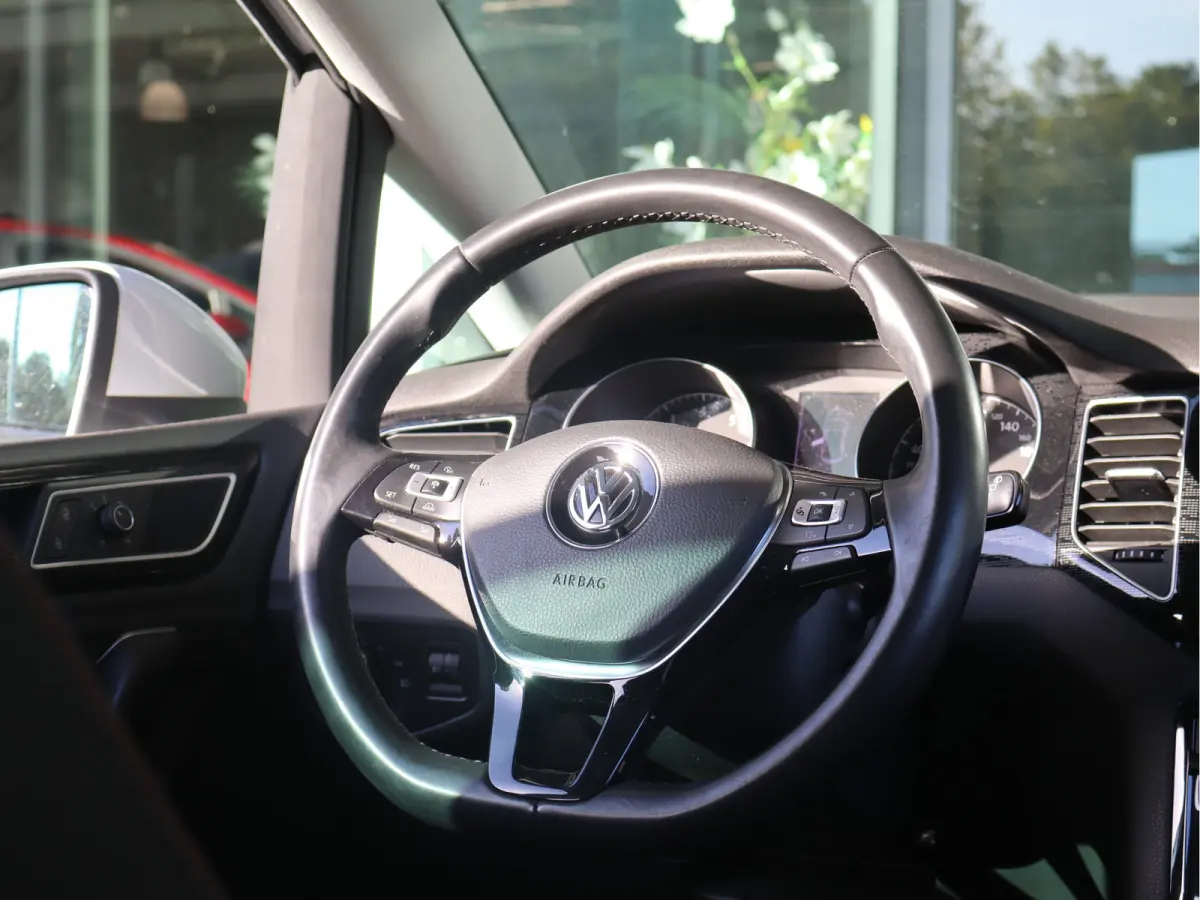 1.2 TSI Connected Series AUTOMAAT / Trekhaak / Navi / Clima / Cruise / LM-Velgen
