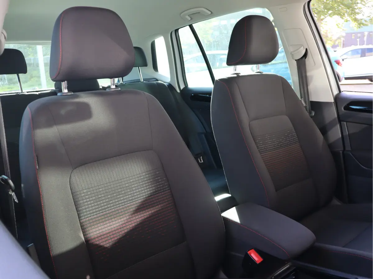 1.2 TSI Connected Series AUTOMAAT / Trekhaak / Navi / Clima / Cruise / LM-Velgen