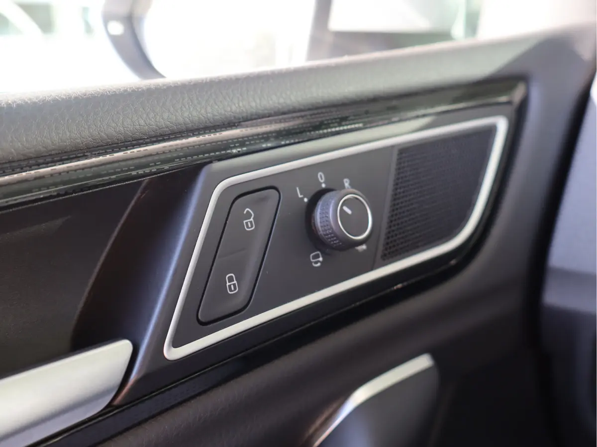 1.2 TSI Connected Series AUTOMAAT / Trekhaak / Navi / Clima / Cruise / LM-Velgen