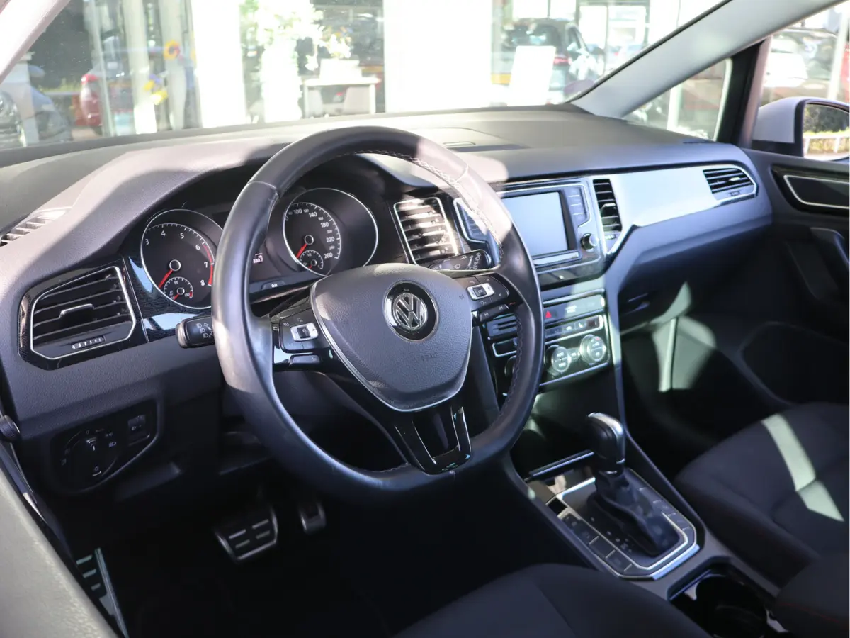 1.2 TSI Connected Series AUTOMAAT / Trekhaak / Navi / Clima / Cruise / LM-Velgen