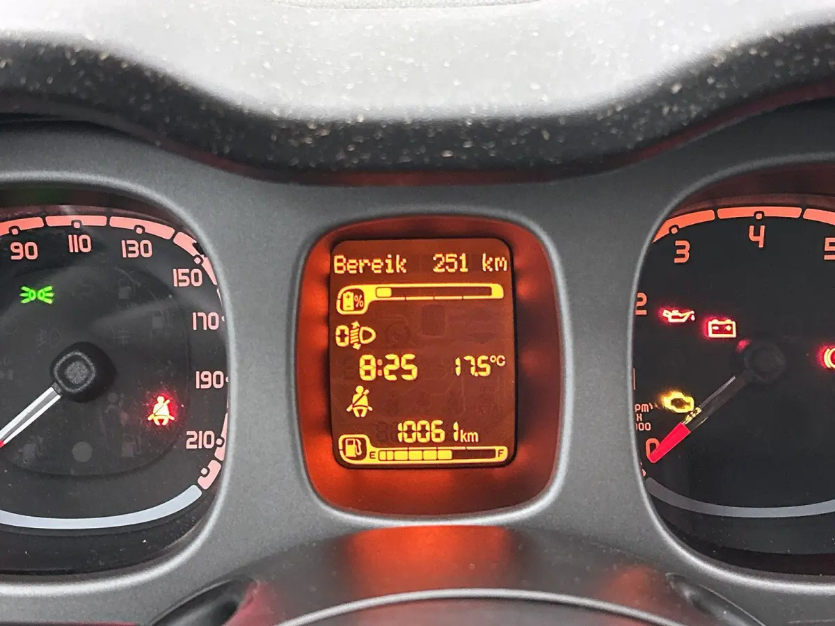 1.0 70pk Hybrid Cross | Stoelverwarming | Stoelverwarming | Climate Control | Parkeersensoren | Cruise Control | 15"LMV |