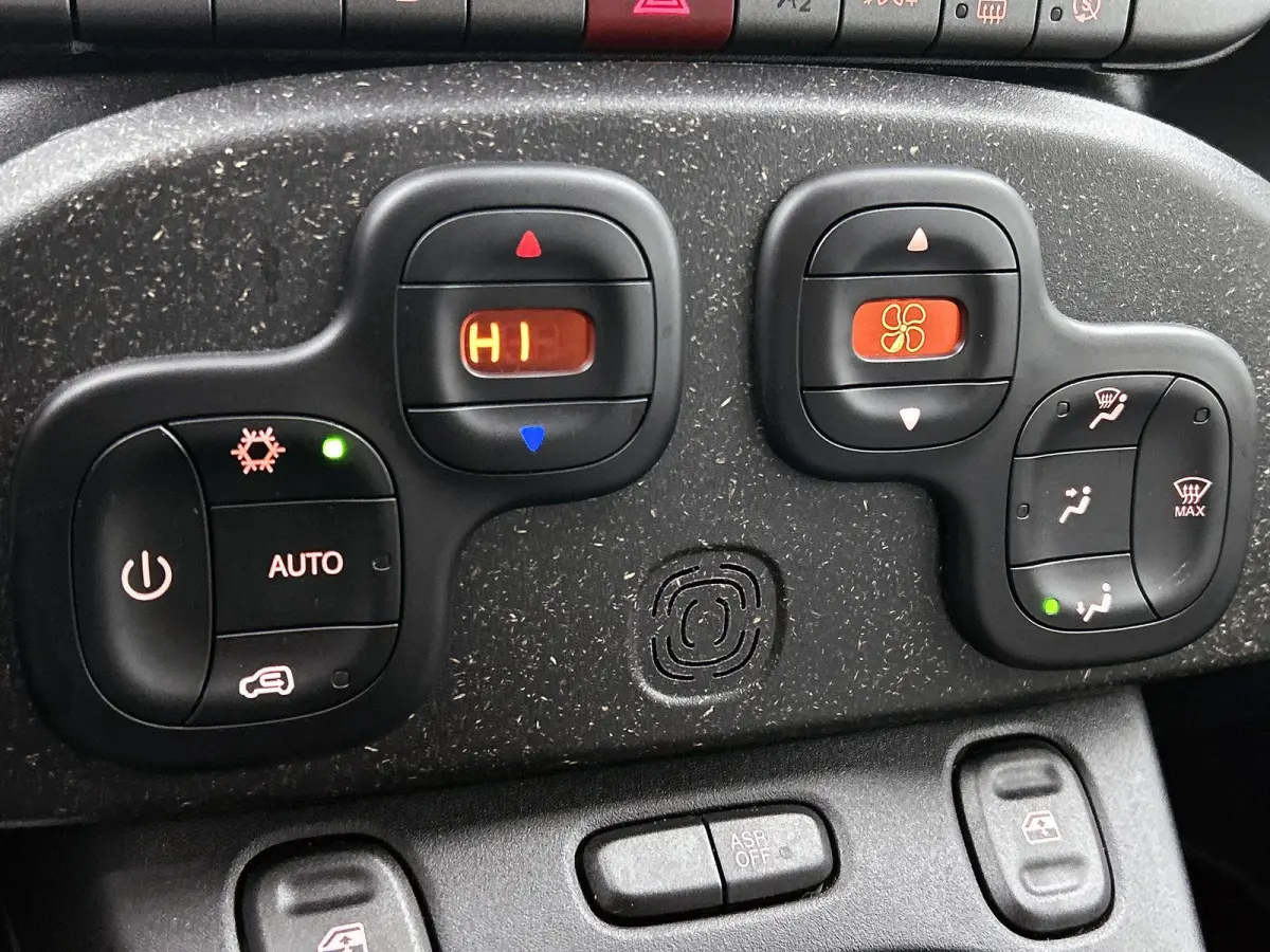 1.0 70pk Hybrid Cross | Stoelverwarming | Stoelverwarming | Climate Control | Parkeersensoren | Cruise Control | 15"LMV |