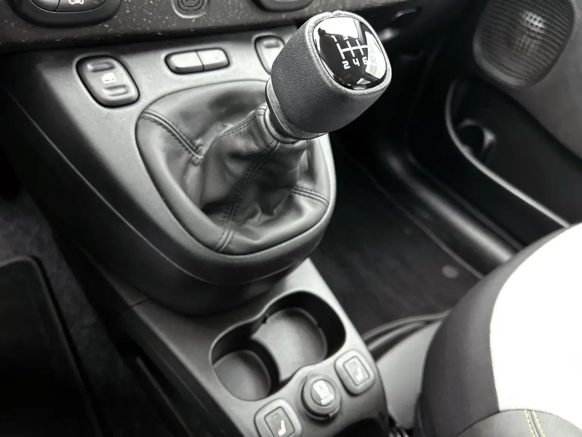 1.0 70pk Hybrid Cross | Stoelverwarming | Stoelverwarming | Climate Control | Parkeersensoren | Cruise Control | 15"LMV |