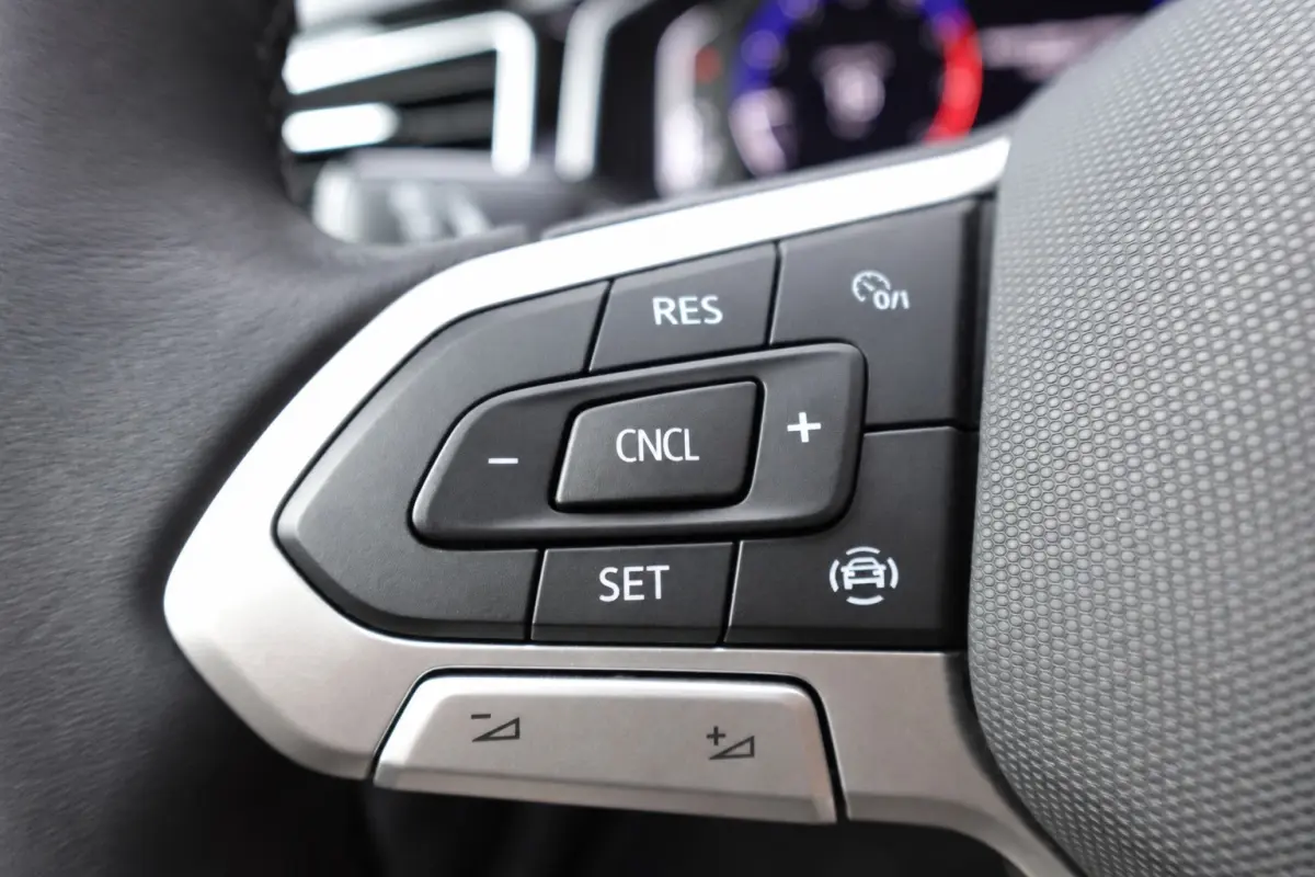 1.0 TSI Life PANO CARPLAY ACC VOL
